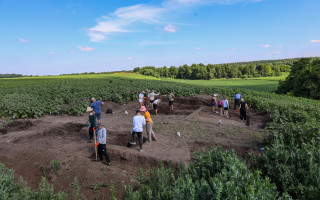 Археологи Академії дослідили нові поховання середньовічного могильника Острів у Пороссі